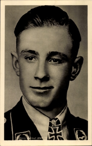 Postcard Oberst Helmut Lent, Ritterkreuzträger, Eichenlaub, Schwerter ...