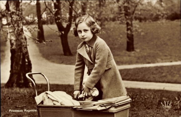 Postcard princess Ragnhild von Norwegen mit Puppenwagen